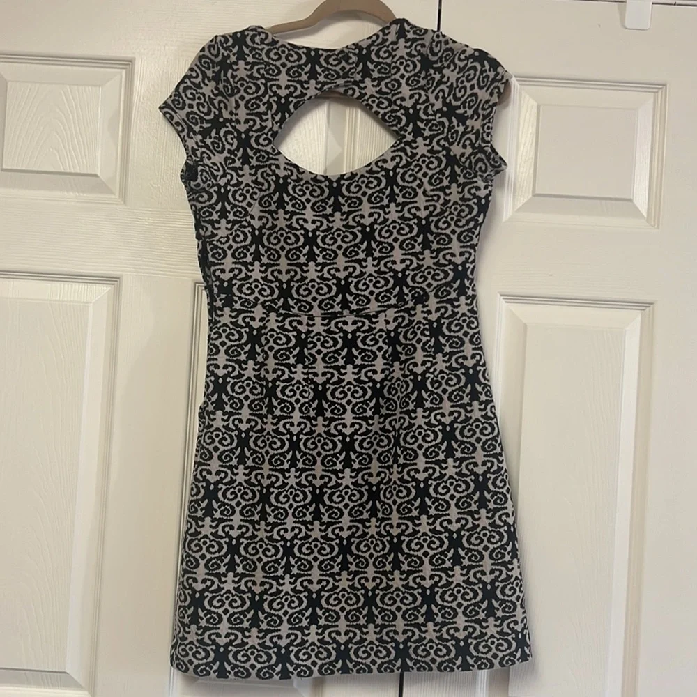 Anthropologie Deletta black grey swirl print mini dress stretchy cap sleeves M - Picture 11 of 12
